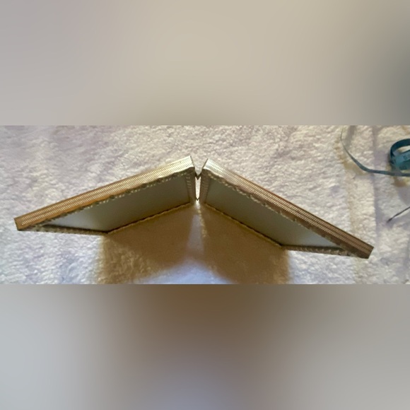 🔥Vintage Dual Hinged Gold Tone Metal Picture Frame 8x10🔥 Rare Find - Picture 3 of 5